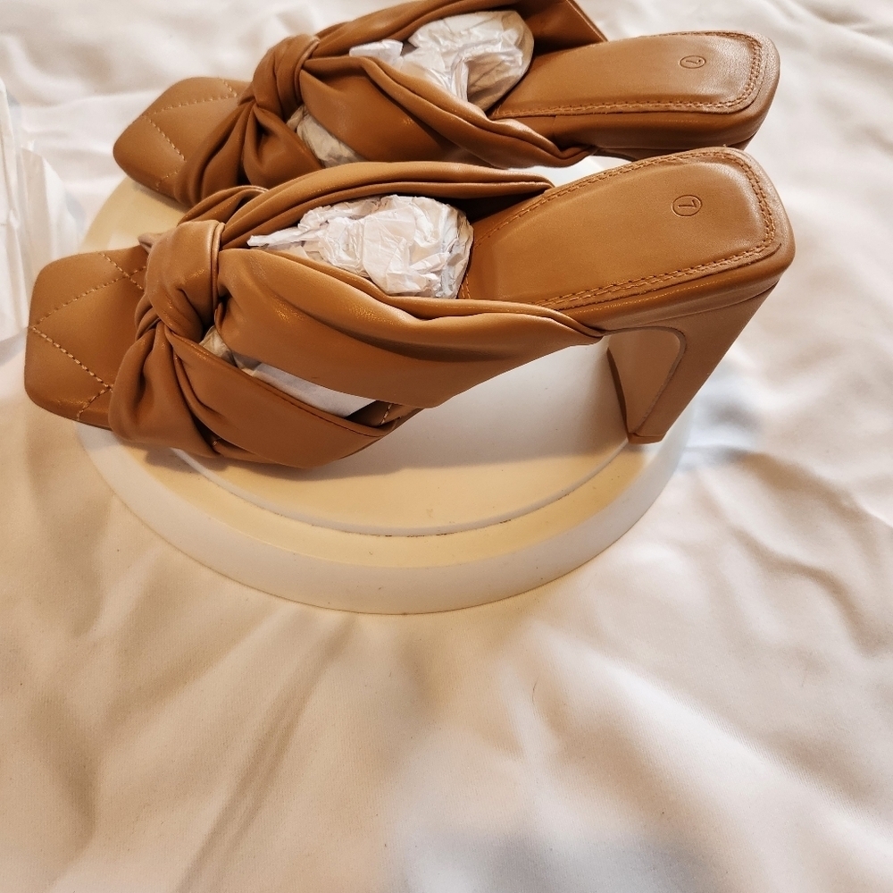 Square Toe Bowtie Heels - Picture 6 of 7